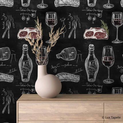 Samolepljiva tapeta stek i crno vino na crnoj tabli iza komode od svetlog drveta sa keramičkom vazom