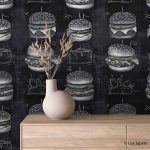 Komercijalna Tapeta 0006 – mockup | Lux Tapete Samolepljiva tapeta burgeri nacrtani kredom na crnoj tabli iza komode od svetlog drveta sa keramičkom vazom