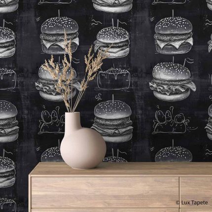 Samolepljiva tapeta burgeri nacrtani kredom na crnoj tabli iza komode od svetlog drveta sa keramičkom vazom