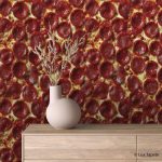 Komercijalna Tapeta 0041 – mockup | Lux Tapete Samolepljiva tapeta pica pepperoni na sjajnoj foliji iza komode od svetlog drveta sa keramičkom vazom