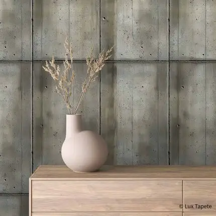 Samolepljiva tapeta stari beton sivo maslinasti na mat foliji iza komode od svetlog drveta sa keramičkom vazom