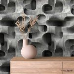 Samolepljiva 3D tapeta betonski lavirint na mat foliji iza komode od svetlog drveta sa keramičkom vazom