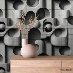 Samolepljiva 3D tapeta betonske spirale na mat foliji iza komode od svetlog drveta sa keramičkom vazom