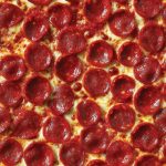 Komercijalna Tapeta 0041 – dezen | Lux Tapete Dezen tapete sa kriškama pepperoni kobasice na istopljenom siru – Komercijalna Tapeta 0041