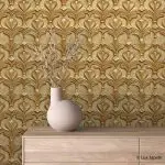 Samolepljiva zlatna tapeta sa raskošnim reljefnim cvetnim ornamentima i bogatom teksturom.