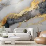 Tapeta beli mermer sa grafitnom žilom na zidu dnevne sobe iza bele zaobljene sofe i fotelje od konjak kože