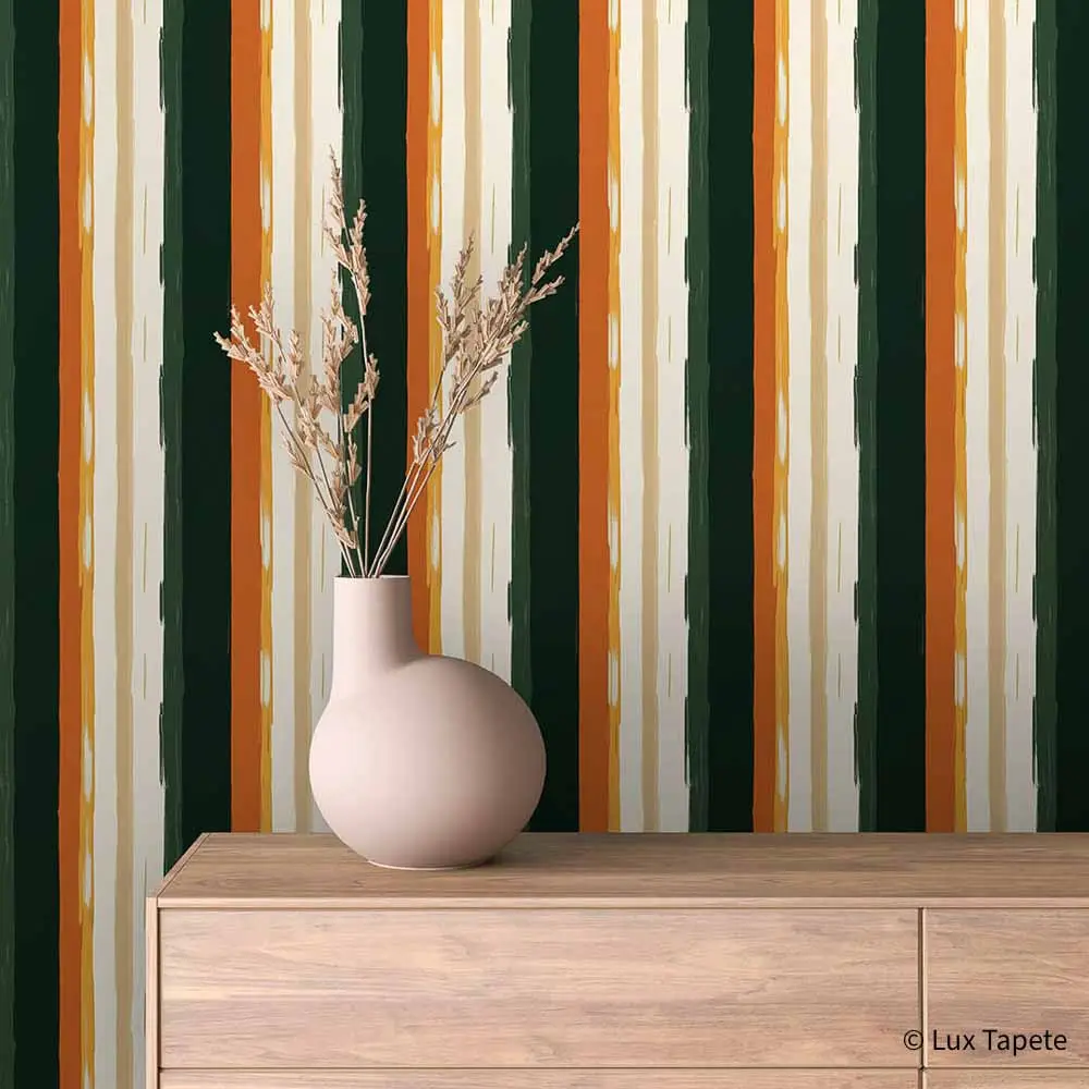 STRIPED 0006 | Lux Tapete Samolepljiva tapeta u rolni sa vertikalnim prugama u narandžastim, maslinastim i bež tonovima.