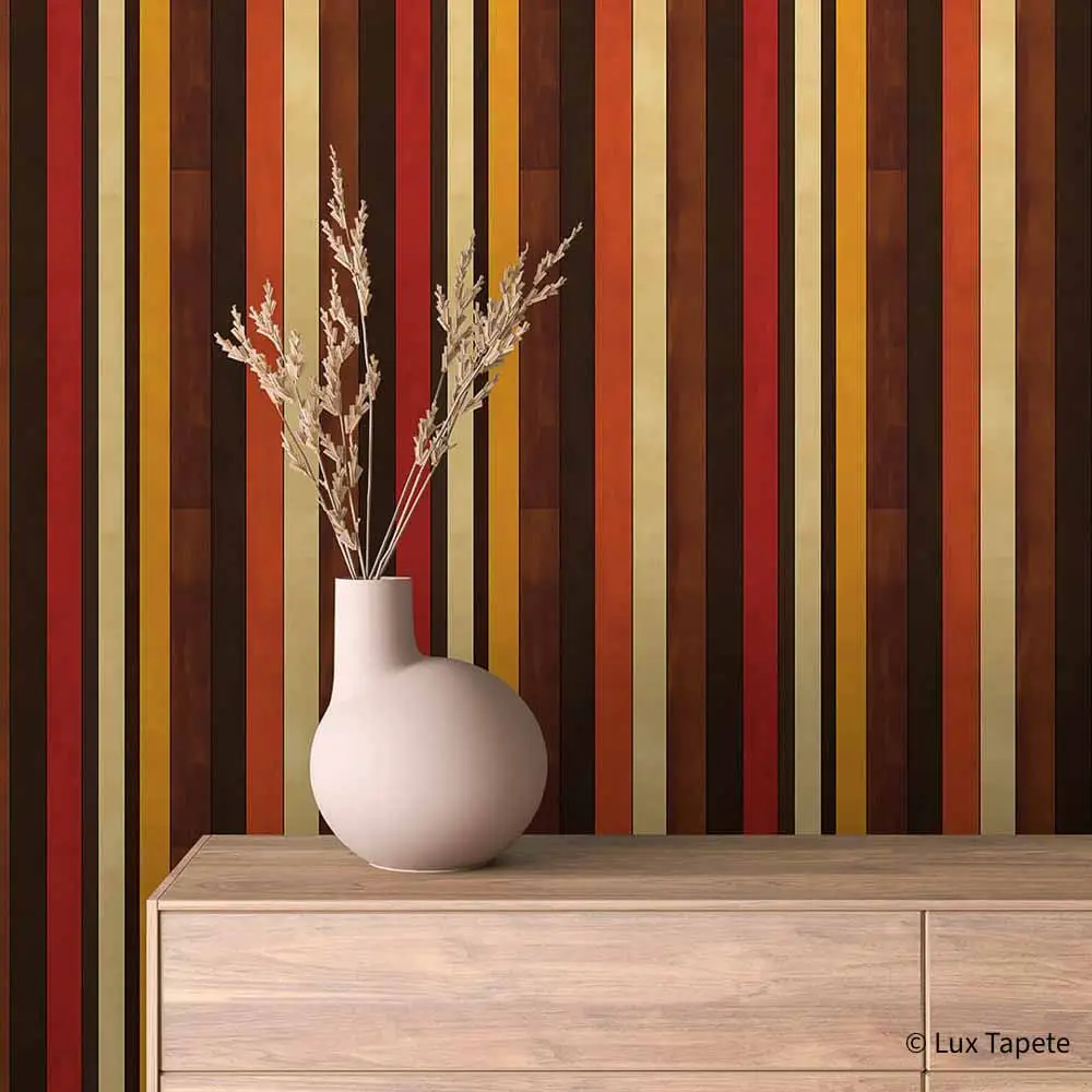 STRIPED 0007 | Lux Tapete Samolepljiva tapeta u rolni sa vertikalnim prugama u nijansama narandžaste, crvene i bordo boje sa teksturom tkanja.