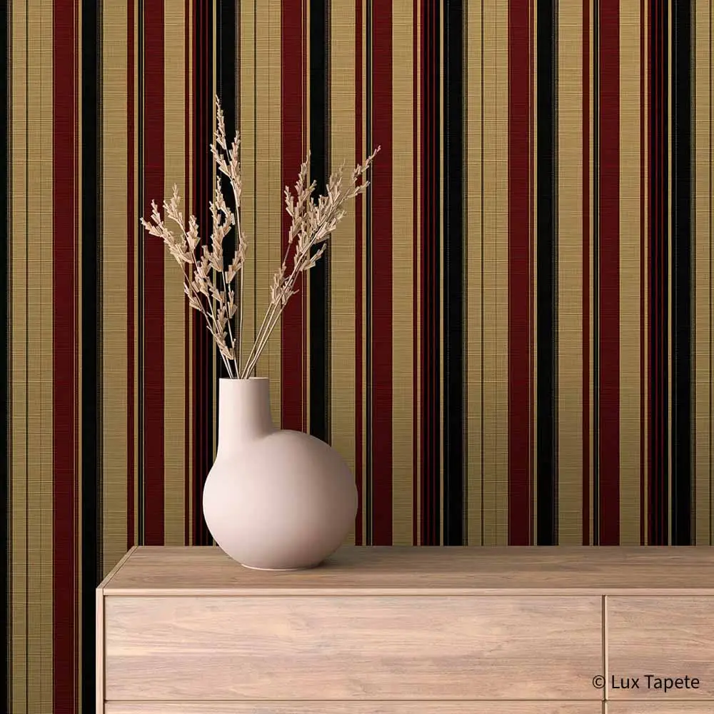 STRIPED 0011 | Lux Tapete Samolepljiva tapeta u rolni sa vertikalnim zagasito crvenim prugama na toploj krem osnovi.