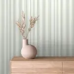 STRIPED 0016 | Lux Tapete Samolepljiva tapeta u rolni sa vertikalnim prugama u pastelno zelenoj i svetlo bež boji.