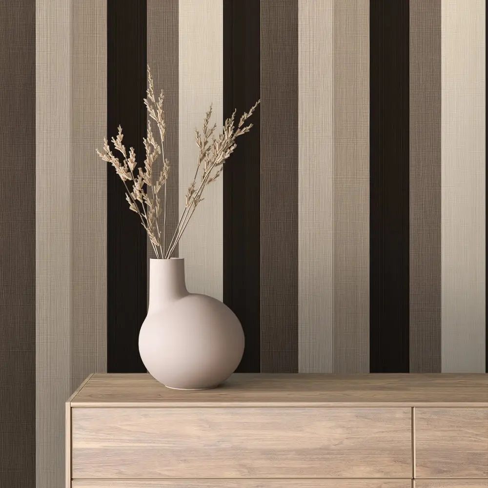 STRIPED 0029 | Lux Tapete Samolepljiva tapeta u rolni sa vertikalnim prugama u maslinasto zelenoj, krem i sivkastoj boji sa teksturom tkanja.