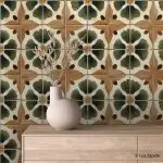 Samolepljiva zidna tapeta sa krupnim zeleno-braon cvetnim motivima pločica na mat podlozi.