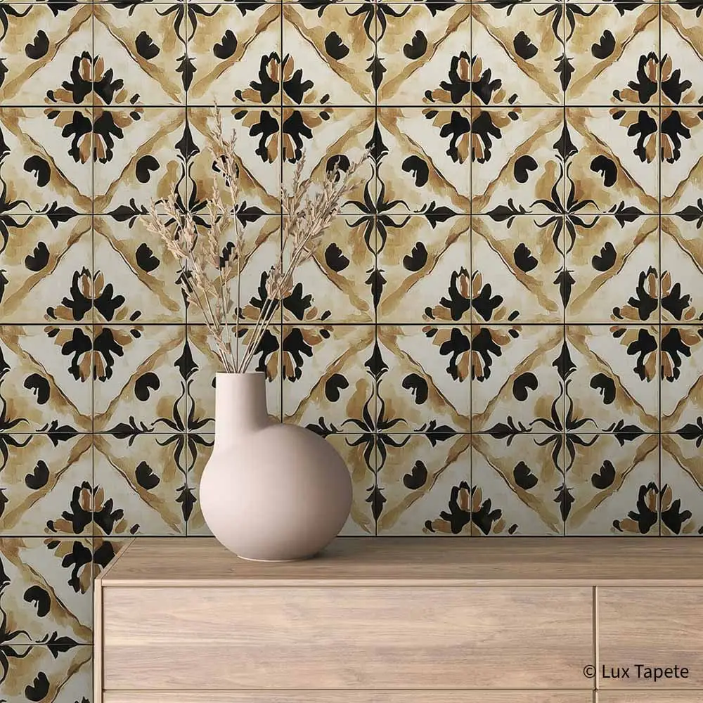TILE 0015 | Lux Tapete Samolepljiva zidna tapeta sa bež akvarel podlogom i crnim cvetnim ornamentima pločica na mat foliji.