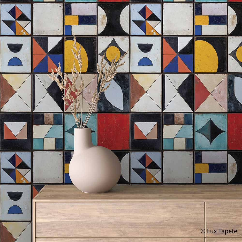 TILE 0036 | Lux Tapete Samolepljiva zidna tapeta sa krupnim apstraktnim geometrijskim motivima u crvenoj, žutoj, plavoj i crnoj boji na mat podlozi.